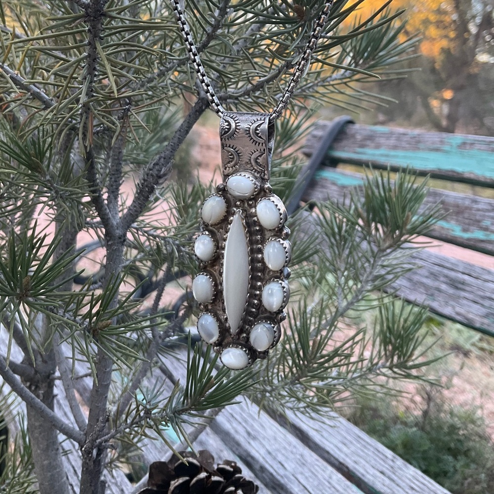 🌙 Native American Mother of Pearl Pendant & Thai Silver Chain - Picture 12 of 13